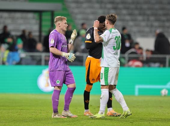 29 10 2025 Football season 2025 2026 DFB Pokal Club Cup 02 round SpVgg Greuther Fürth Kleeblatt 1 FC Kaiserslautern FCK Rote Teufel Sportfoto Zink DaMa xdaxmax regulations prohibit any use of photographs as image sequences and or quasi video Silas Prüfrock 43, SpVgg Greuther Fürth Felix Klaus 30, SpVgg Greuther Fürth chat