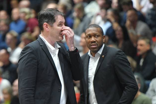 Ty Harrelson Coach, Head Coach, ratiopharm ulm li , frustrated, Tyron McCoy Assistant Coach, Assistant Coach, ratiopharm ulm re GER, NINERS Chemnitz vs ratiopharm ulm, Basketball, BKT EuroCup, Matchday 5, Season 2025 2026, 29 10 2025 GER, NINERS Chemnitz vs ratiopharm ulm, Basketball, BKT EuroCup, Matchday 5, Season 2025 2026, 29 10 2025 Chemnitz Copyright: xEibner-Pressefoto BertxHarzerx EP_BHR