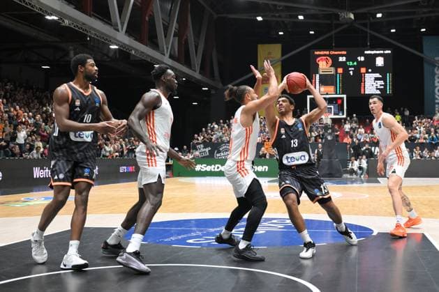 duel between Kaza Kajami Keane NINERS Chemnitz center, left and Mark Smith ratiopharm ulm center, right GER, NINERS Chemnitz vs ratiopharm ulm, Basketball, BKT EuroCup, Matchday 5, Season 2025 2026, 29 10 2025 GER, NINERS Chemnitz vs ratiopharm ulm, Basketball, BKT EuroCup, Matchday 5, Season 2025 2026, 29 10 2025 Chemnitz Copyright: xEibner-Pressefoto BertxHarzerx EP_BHR