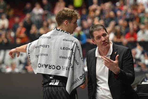 Tobias Jensen ratiopharm ulm left and Ty Harrelson Coach, Head Coach, ratiopharm ulm right GER, NINERS Chemnitz vs ratiopharm ulm, Basketball, BKT EuroCup, Matchday 5, Season 2025 2026, 29 10 2025 GER, NINERS Chemnitz vs ratiopharm ulm, Basketball, BKT EuroCup, Matchday 5, Season 2025 2026, 29 10 2025 Chemnitz Copyright: xEibner-Pressefoto BertxHarzerx EP_BHR