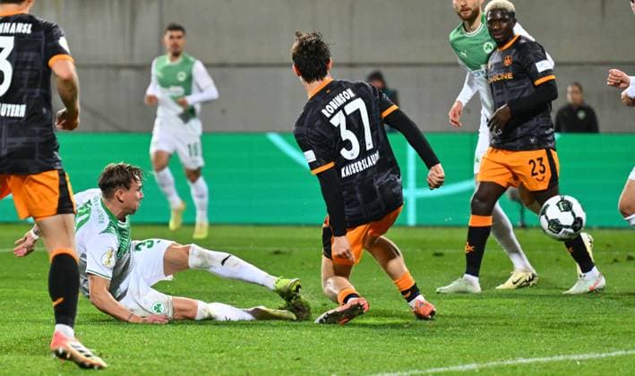 29 10 2025 Soccer Season 2025 2026 DFB Pokal Club Cup 02 Round SpVgg Greuther Fürth Kleeblatt 1 FC Kaiserslautern FCK Rote Teufel Sportfoto Zink xwoxzix regulations prohibit any use of photographs as image sequences and or quasi video Felix Klaus 30, SpVgg Greuther Fürth Leon Robinson 37, 1 FC Kaiserslautern FCK Chance Torchance