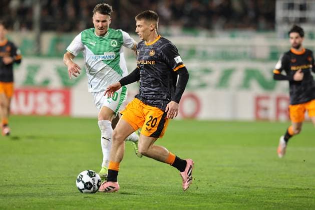 29 10 2025 Soccer Season 2025 2026 DFB Pokal Club Cup 02 Round SpVgg Greuther Fürth Kleeblatt 1 FC Kaiserslautern FCK Rote Teufel Sportfoto Zink DaMa xdaxmax regulations prohibit any use of photographs as image sequences and or quasi video Felix Klaus 30, SpVgg Greuther Fürth Tobias Raschl 20, 1 FC Kaiserslautern FCK