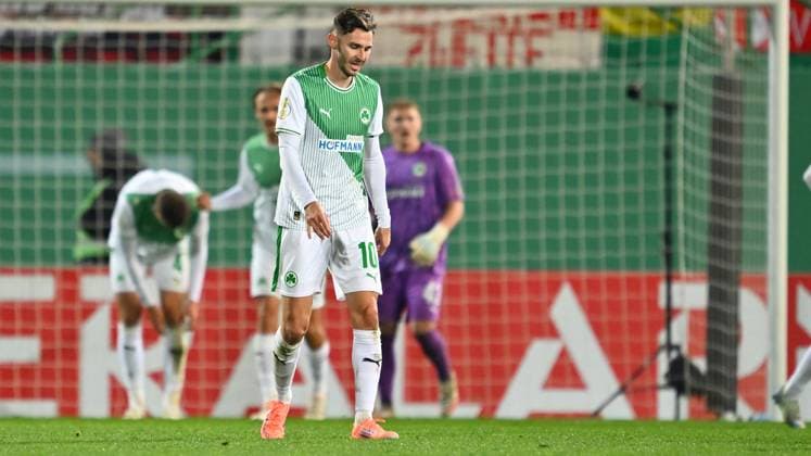 29 10 2025 Football season 2025 2026 DFB Pokal Vereinspokal 02 Runde SpVgg Greuther Fürth Kleeblatt 1 FC Kaiserslautern FCK Rote Teufel Sportfoto Zink xwoxzix regulations prohibit any use of photographs as image sequences and or quasi video Branimir Hrgota 10, SpVgg Greuther Fürth disappointed disappointment