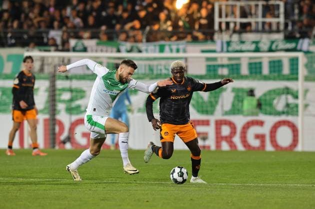 29 10 2025 Soccer Season 2025 2026 DFB Pokal Club Cup 02 Round SpVgg Greuther Fürth Kleeblatt 1 FC Kaiserslautern FCK Rote Teufel Sportfoto Zink DaMa xdaxmax regulations prohibit any use of photographs as image sequences and or quasi video Felix Higl 18, SpVgg Greuther Fürth Afeez Aremu 23, 1 FC Kaiserslautern FCK
