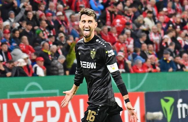 29 10 2025, xhbx, Fußball DFB Pokal 2 Runde, FSV Mainz 05 VfB Stuttgart v l Torjubel, Goal celebration, celebrate the goal 0 2 durch Atakan Karazor VfB Stuttgart DFL DFB REGULATIONS PROHIBIT ANY USE OF PHOTOGRAPHS as IMAGE SEQUENCES and or QUASI VIDEO Mainz