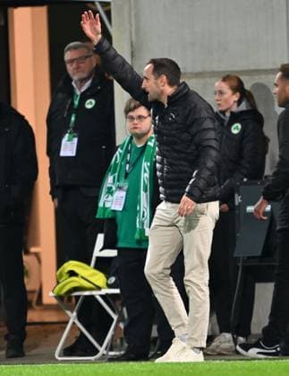 29 10 2025 Soccer Season 2025 2026 DFB Pokal Club Cup 02 Round SpVgg Greuther Fürth Kleeblatt 1 FC Kaiserslautern FCK Rote Teufel Sportfoto Zink xwoxzix regulations prohibit any use of photographs as image sequences and or quasi video Stephan Fürstner Sports Director SpVgg Greuther Fürth