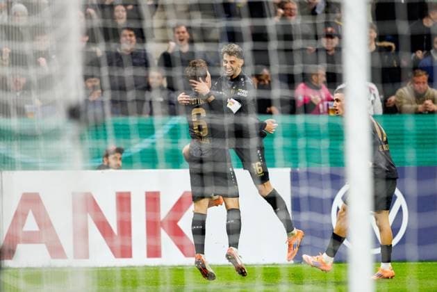 DFB Pokal 1 FSV Mainz 05 vs VfB Stuttgart, 29 10 2025 MAINZ, GERMANY OCTOBER 29 Atakan Karazor VfB Stuttgart, 16 celebrates scoring his team s second goal with teammates during the DFB Pokal match between DFB Pokal 1 FSV Mainz 05 vs VfB Stuttgart at MEWA Arena on matchday 2 of the DFB Pokal on October 29, 2025 in Mainz, Germany DFL REGULATIONS PROHIBIT ANY USE OF PHOTOGRAPHS AS IMAGE SEQUENCES AND OR QUASI VIDEO Copyright: xBEAUTIFULxSPORTS Hahnex
