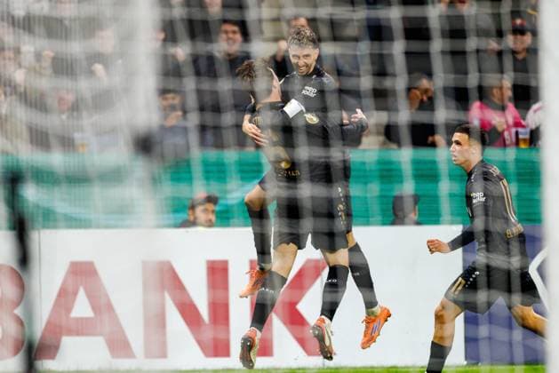 DFB Pokal 1 FSV Mainz 05 vs VfB Stuttgart, 29 10 2025 MAINZ, GERMANY OCTOBER 29 Atakan Karazor VfB Stuttgart, 16 celebrates scoring his team s second goal with teammates during the DFB Pokal match between DFB Pokal 1 FSV Mainz 05 vs VfB Stuttgart at MEWA Arena on matchday 2 of the DFB Pokal on October 29, 2025 in Mainz, Germany DFL REGULATIONS PROHIBIT ANY USE OF PHOTOGRAPHS AS IMAGE SEQUENCES AND OR QUASI VIDEO Copyright: xBEAUTIFULxSPORTS Hahnex