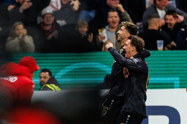 MAINZ, DEUTSCHLAND - OCTOBER 29: Atakan Karazor (VfB Stuttgart, 16) celebrates scoring his team s second goal with teammates during the DFB Pokal match between DFB Pokal: 1. FSV Mainz 05 vs. VfB Stuttgart at MEWA Arena on matchday 2 of the DFB Pokal on October 29, 2025 in Mainz, Deutschland. DFL REGULATIONS PROHIBIT ANY USE OF PHOTOGRAPHS AS IMAGE SEQUENCES AND OR QUASI-VIDEO. Rheinland-Pfalz Deutschland Copyright: xBEAUTIFULxSPORTS Hahnex