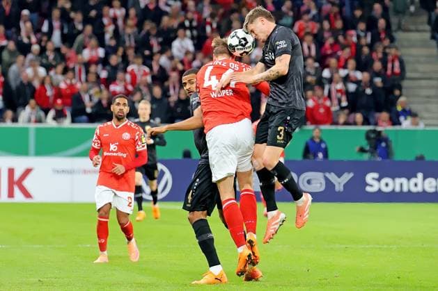 Mainz, Germany 29 October 2025 DFB Pokal 2025 2026 1 FSV Mainz 05 vs VfB Stuttgart In the picture from left in the duel Nelson Weiper Mainz against Ramon Hendriks Stuttgart DFB regulations prohibit any use of photographs as image sequences and or quasi video Mewa Arena Rheinland Pfalz Copyright: xFotostandx xRacochax