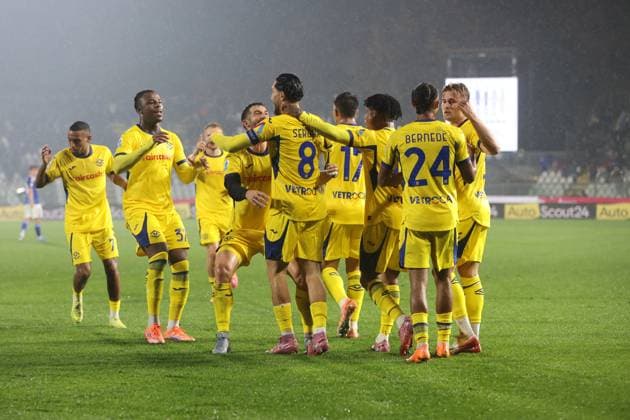 Como™sVerona™s Suat Serder celebrate during the Serie A soccer match between Como and Verona at the Giuseppe Sinigaglia stadium in Como, north Italy - October 29, 2025 - Soccer.  Copyright: xAntonioxSaiai LaPressex
