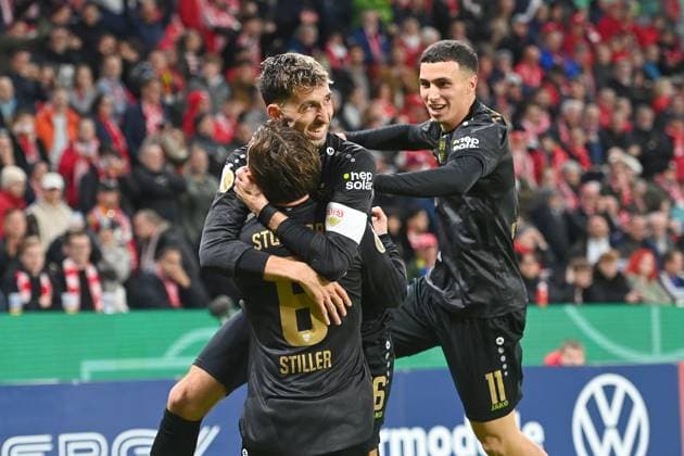 Goal celebration Atakan KARAZOR VFB Stuttgart with Angelo STILLER VFB Stuttgart ,re Bilal EL KHANNOUSS VFB Stuttgart after goal to 0 2, cheering,joy,enthusiasm,action, Soccer DFB Cup , 2 round 1 FSV Mainz 05 VfB Stuttgart on 29 10 2025 , MEWA ARENA season 2025 2026,