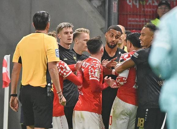 29 10 2025, xhbx, Fußball DFB Pokal 2 Runde, FSV Mainz 05 VfB Stuttgart v l Deniz Aytekin DFB Schiedsrichter , Rudelbildung DFL DFB REGULATIONS PROHIBIT ANY USE OF PHOTOGRAPHS as IMAGE SEQUENCES and or QUASI VIDEO Mainz