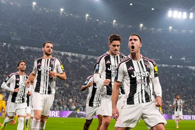 Juventus™s Dusan Vlahovic celebrates after scoring the 1-0 goal for his team during the Serie A soccer match between Juventus Fc and Udinese at the Juventus Stadium in Turin, north west Italy - October 29, 2025. - Soccer  Copyright: xFabioxFerrari LaPressex