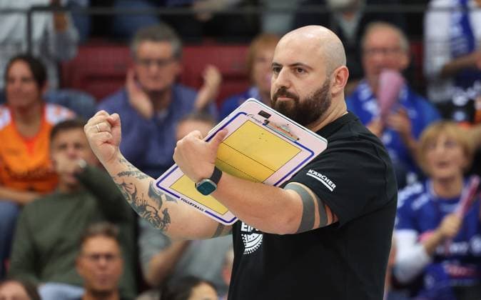 Stuttgart , Volleyball Bundesliga Allianz MTV Stuttgart vs Dresdner SC , Cheers Konstantin Bitter Coach Allianz
