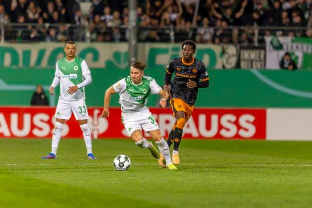 Fürth, Germany 29 October 2025 DFB Pokal 2025 2026 SpVgg Greuther Fürth vs 1 FC Kaiserslautern In the picture from left in duel goalkeeper Sebastian Jung SpVgg and Maxwell Gyamfi 1 FCK DFB regulations prohibit any use of photographs as image sequences and or quasi video Sportpark Ronhof Bayern Copyright: xFotostandx xSchäferx