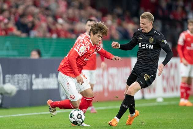 GER, Mainz, Soccer, DFB Cup, 2nd main round, FSV Mainz 05 vs VFB Stuttgart in the picture from l Kaishu Sano FSV Mainz 05 06 , Chris Fuehrich VFB Stuttgart 10 , Zweikampf 29 10 2025, MEWA Arena Mainz DFB REGULATIONS PROHIBIT ANY USE OF PHOTOGRAPHS AS IMAGE SEQUENCES AND OR QUASI VIDEO, Copyright: HMBxMedia PaulxFritz