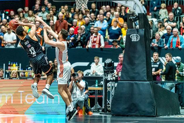 Chemnitz, Germany October 29, 2025 BKT EuroCup 2025 2026 Niners Chemnitz vs Ratiofarm Ulm Pictured from left in duel Mark Smith ULM and Robbie Beran Jr 99 Copyright: xFotostandx xNachtigallx
