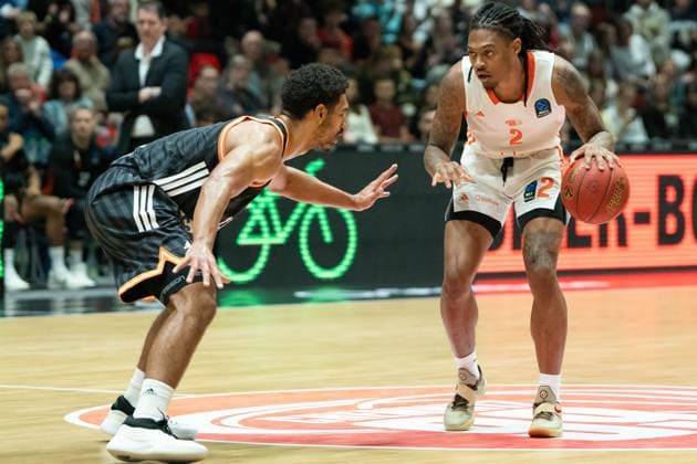 Chemnitz, Germany October 29, 2025 BKT EuroCup 2025 2026 Niners Chemnitz vs Ratiofarm Ulm In the picture from left in the duel Mark Smith ULM and Nike Sibande 99 Copyright: xFotostandx xNachtigallx