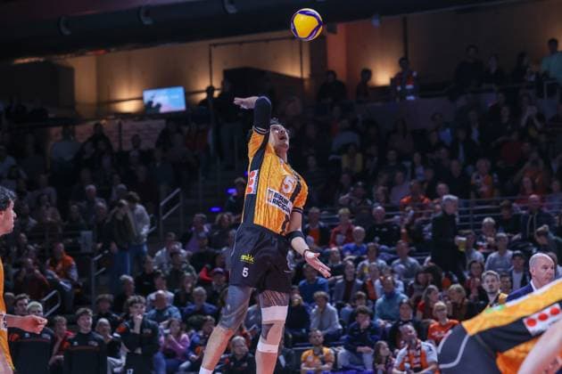 Nehemiah Mote (BRVolleys, 05)with the jump impact, BRVolleys vs SV Warnemünde, Bundesliga, 2025_10_21 , Spieltag 3, Photo: Foot.Bowl Thomas Sobotzki Copyright: xFootxBowl ThomasxSobotzkix