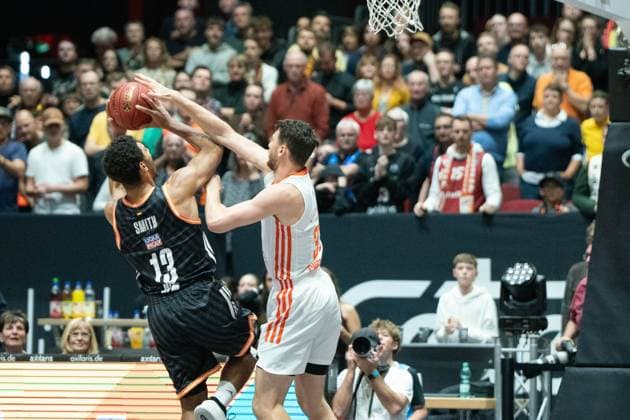 Chemnitz, Germany October 29, 2025 BKT EuroCup 2025 2026 Niners Chemnitz vs Ratiofarm Ulm Pictured from left in duel Mark Smith ULM and Robbie Beran Jr 99 Copyright: xFotostandx xNachtigallx