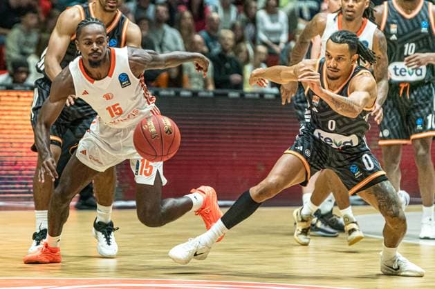 Chemnitz, Deutschland 29. Oktober 2025: BKT EuroCup - 2025 2026 - Niners Chemnitz vs. Ratiofarm Ulm Im Bild: v. li. im Zweikampf Ty Brewer (99) und Nelson Weidemann (ULM) *** Chemnitz, Germany October 29, 2025 BKT EuroCup 2025 2026 Niners Chemnitz vs Ratiofarm Ulm Pictured from left in duel Ty Brewer 99 and Nelson Weidemann ULM Copyright: xFotostandx xNachtigallx