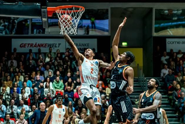 Chemnitz, Germany October 29, 2025 BKT EuroCup 2025 2026 Niners Chemnitz vs Ratiofarm Ulm In the picture from left in the duel Nike Sibande 99 and Mohamed Diakite ULM at the basket Copyright: xFotostandx xNachtigallx