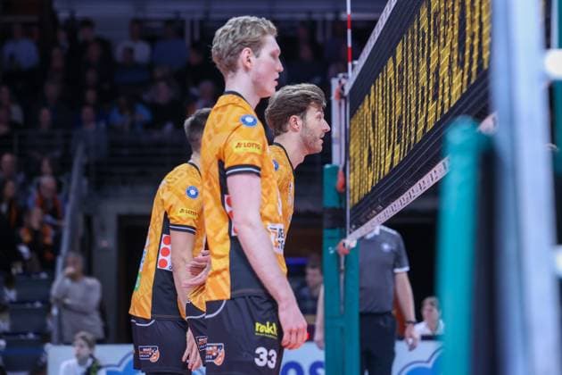 Fedor Ivanov (BRVolleys, 33), Matthew Knigge (BRVolleys, 02) attentive on the net, BRVolleys vs SV Warnemünde, Bundesliga, 2025_10_21 , Spieltag 3, Photo: Foot.Bowl Thomas Sobotzki Copyright: xFootxBowl ThomasxSobotzkix