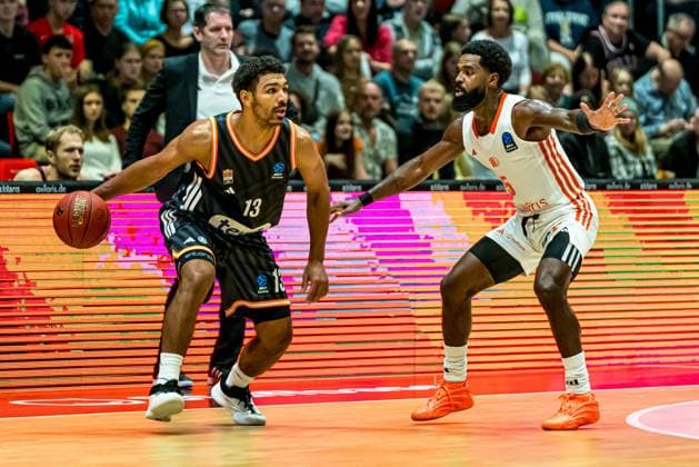 Chemnitz, Germany October 29, 2025 BKT EuroCup 2025 2026 Niners Chemnitz vs Ratiofarm Ulm Pictured from left in duel Mark Smith ULM and Corey Davis 99 Copyright: xFotostandx xNachtigallx