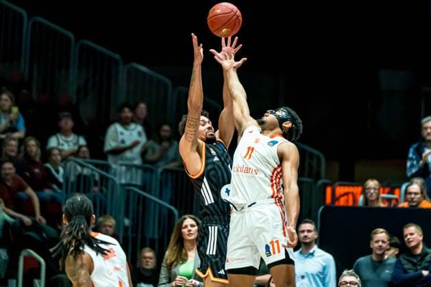 Chemnitz, Germany October 29, 2025 BKT EuroCup 2025 2026 Niners Chemnitz vs Ratiofarm Ulm Pictured from left in duel Len Schoormann ULM and Kostja Mushidi 99 Copyright: xFotostandx xNachtigallx