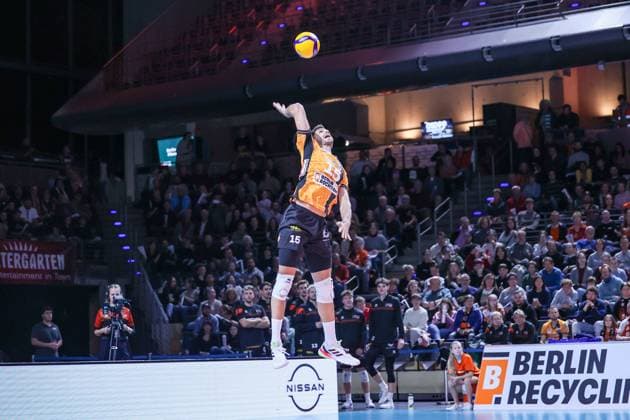 Moritz Reichert (BRVolleys, 15) with the jump impact, BRVolleys vs SV Warnemünde, Bundesliga, 2025_10_21 , Spieltag 3, Photo: Foot.Bowl Thomas Sobotzki Copyright: xFootxBowl ThomasxSobotzkix