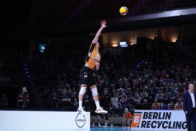 Moritz Reichert (BRVolleys, 15) with the jump impact, BRVolleys vs SV Warnemünde, Bundesliga, 2025_10_21 , Spieltag 3, Photo: Foot.Bowl Thomas Sobotzki Copyright: xFootxBowl ThomasxSobotzkix