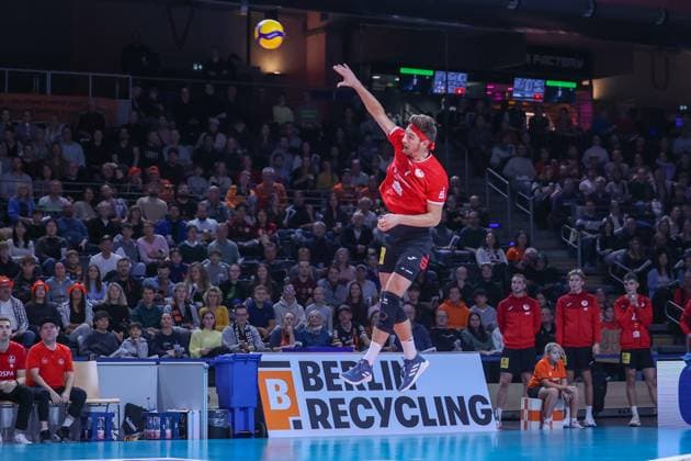 Sören Schröder (SV Warnemünde, 01) with the jump impact, BRVolleys vs SV Warnemünde, Bundesliga, 2025_10_21 , Spieltag 3, Photo: Foot.Bowl Thomas Sobotzki Copyright: xFootxBowl ThomasxSobotzkix