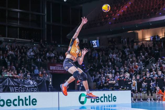 Matthew Knigge (BRVolleys, 02) with the jump impact, BRVolleys vs SV Warnemünde, Bundesliga, 2025_10_21 , Spieltag 3, Photo: Foot.Bowl Thomas Sobotzki Copyright: xFootxBowl ThomasxSobotzkix