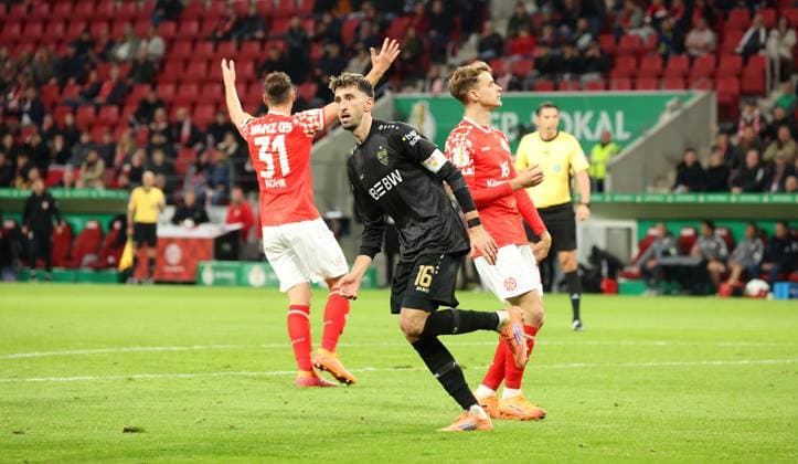 29 10 2025, Germany, Mainz, Soccer DFB Cup 2 round, season 2025 2026, 1 FSV Mainz 05 vs VfB Stuttgart, cheering after the 0 2 goal, scorer Atakan Karazor VfB