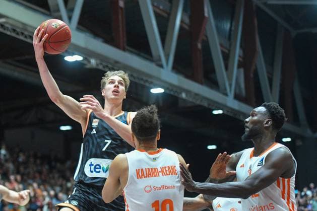 Tobias Jensen ratiopharm ulm left , on the ball, Kaza Kajami Keane NINERS Chemnitz center and Amadou Sow NINERS Chemnitz right GER, NINERS Chemnitz vs ratiopharm ulm, Basketball, BKT EuroCup, Matchday 5, Season 2025 2026, 29 10 2025 GER, NINERS Chemnitz vs ratiopharm ulm, Basketball, BKT EuroCup, Matchday 5, Season 2025 2026, 29 10 2025 Chemnitz Copyright: xEibner-Pressefoto BertxHarzerx EP_BHR