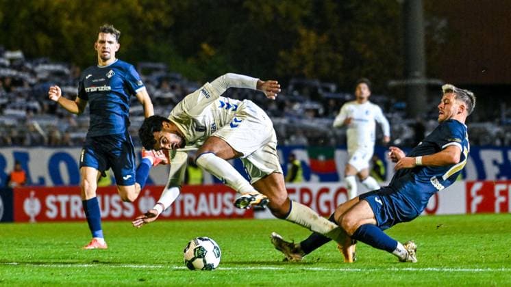 GER, DFB Pokal, FV Illertissen vs 1 FC Magdeburg 29 10 2025, Voehlinstadion, Illertissen, GER, DFB Pokal, FV Illertissen vs 1 FC Magdeburg, in the picture Yannick Glessing Illertissen, 7 separates Rayan Ghrieb Magdeburg, 29 fair from the ball nordphotoxGmbHx xHafner nph00200