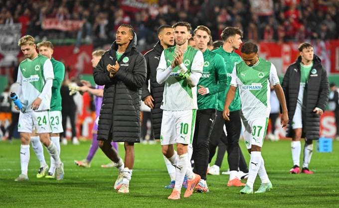 29 10 2025 Football season 2025 2026 DFB Pokal Vereinspokal 02 Runde SpVgg Greuther Fürth Kleeblatt 1 FC Kaiserslautern FCK Rote Teufel Sportfoto Zink MeZi xmexzix regulations prohibit any use of photographs as image sequences and or quasi video David Abrangao 40, SpVgg Greuther Fürth Branimir Hrgota 10, SpVgg Greuther Fürth und Co disappointed disappointment after the end of the match