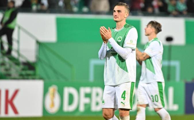 29 10 2025 Football season 2025 2026 DFB Pokal Club Cup 02 round SpVgg Greuther Fürth Kleeblatt 1 FC Kaiserslautern FCK Rote Teufel Sportfoto Zink MeZi xmexzix regulations prohibit any use of photographs as image sequences and or quasi video Philipp Ziereis 4, SpVgg Greuther Fürth disappointed disappointment after the end of the match