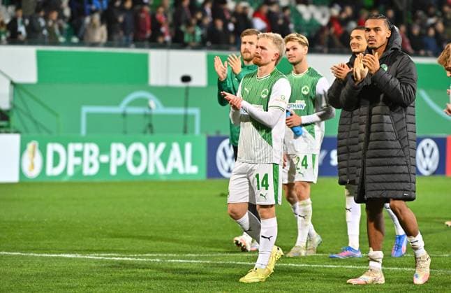 29 10 2025 Football season 2025 2026 DFB Pokal Vereinspokal 02 Runde SpVgg Greuther Fürth Kleeblatt 1 FC Kaiserslautern FCK Rote Teufel Sportfoto Zink MeZi xmexzix regulations prohibit any use of photographs as image sequences and or quasi video Jomaine Consbruch 14, SpVgg Greuther Fürth David Abrangao 40, SpVgg Greuther Fürth disappointed disappointment after the end of the match