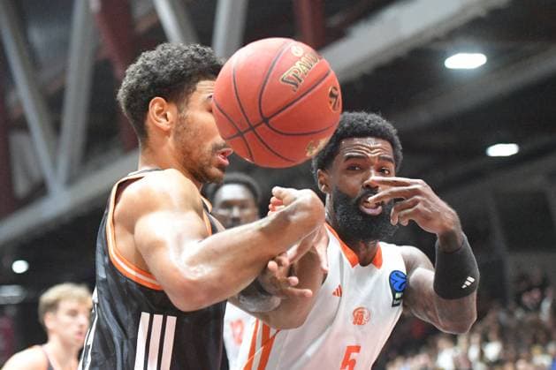 Mark Smith ratiopharm ulm left and Corey Davis Jr NINERS Chemnitz right GER, NINERS Chemnitz vs ratiopharm ulm, Basketball, BKT EuroCup, Matchday 5, Season 2025 2026, 29 10 2025 GER, NINERS Chemnitz vs ratiopharm ulm, Basketball, BKT EuroCup, Matchday 5, Season 2025 2026, 29 10 2025 Chemnitz Copyright: xEibner-Pressefoto BertxHarzerx EP_BHR