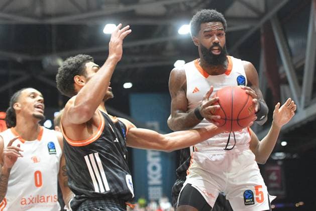 duel between Mark Smith ratiopharm ulm left and Corey Davis Jr NINERS Chemnitz right , Kevin Yebo NINERS Chemnitz left , back GER, NINERS Chemnitz vs ratiopharm ulm, Basketball, BKT EuroCup, Matchday 5, Season 2025 2026, 29 10 2025 GER, NINERS Chemnitz vs ratiopharm ulm, Basketball, BKT EuroCup, Matchday 5, Season 2025 2026, 29 10 2025 Chemnitz Copyright: xEibner-Pressefoto BertxHarzerx EP_BHR