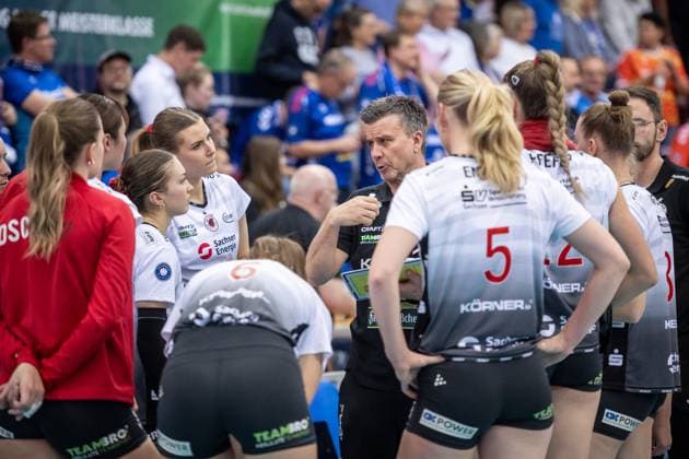 Alexander Waibl Coach Dresdner SC Address to the team, time-out GER, Allianz MTV Stuttgart Dresdner SC, Volleyball Bundesliga, VBL, 2025 2026 season, 29 10 2025 GER, Allianz MTV Stuttgart Dresdner SC, Volleyball Bundesliga, VBL, 2025 2026 season, 29 10 2025 Stuttgart Copyright: xSandyxDinkelackerx EP_SDR