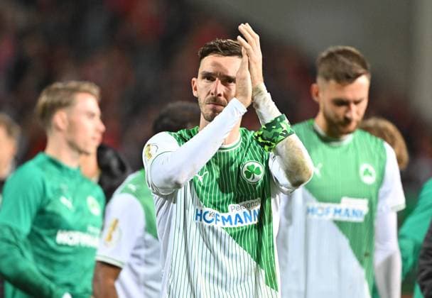 29 10 2025 Football season 2025 2026 DFB Pokal Club Cup 02 round SpVgg Greuther Fürth Kleeblatt 1 FC Kaiserslautern FCK Rote Teufel Sportfoto Zink MeZi xmexzix regulations prohibit any use of photographs as image sequences and or quasi video Branimir Hrgota 10, SpVgg Greuther Fürth disappointed disappointment after the end of the match