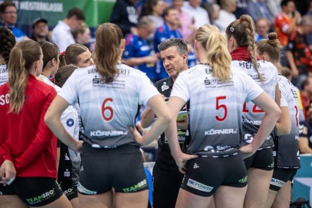 Alexander Waibl Coach Dresdner SC Address to the team, time-out GER, Allianz MTV Stuttgart Dresdner SC, Volleyball Bundesliga, VBL, 2025 2026 season, 29 10 2025 GER, Allianz MTV Stuttgart Dresdner SC, Volleyball Bundesliga, VBL, 2025 2026 season, 29 10 2025 Stuttgart Copyright: xSandyxDinkelackerx EP_SDR
