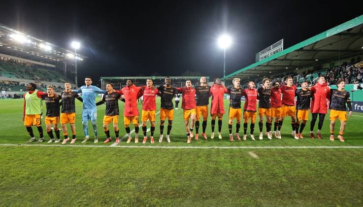 29 10 2025 Soccer season 2025 2026 DFB Pokal Club Cup 02 round SpVgg Greuther Fürth Kleeblatt 1 FC Kaiserslautern FCK Rote Teufel Sportfoto Zink DaMa xdaxmax regulations prohibit any use of photographs as image sequences and or quasi video jubilation joy after end of match team FCK team celebrates with spectators audience fans