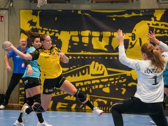 Guro Nestaker Borussia Dortmund, 33 against Christina Lovgren Hallberg Thueringer HC, 01 in jump shot on goal Borussia Dortmund vs Thueringer HC, Handball, 1 Bundesliga Women, Matchday 7, Season 2025 2026, 29 10 2025 Borussia Dortmund vs Thueringer HC, Handball, 1 Bundesliga Women, Matchday 7, Season 2025 2026, 29 10 2025 Dortmund Copyright: xEibner-Pressefoto DamianxKruczynx EP_DKI