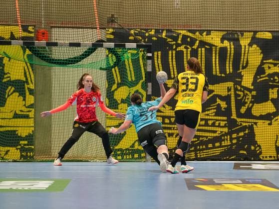 Josefine Hanfland Thueringer HC, 57 on goal throw against Sarah Wachter Borussia Dortmund, 12 Borussia Dortmund vs Thueringer HC, Handball, 1 Bundesliga Women, Matchday 7, Season 2025 2026, 29 10 2025 Borussia Dortmund vs Thueringer HC, Handball, 1 Bundesliga Women, Matchday 7, Season 2025 2026, 29 10 2025 Dortmund Copyright: xEibner-Pressefoto DamianxKruczynx EP_DKI