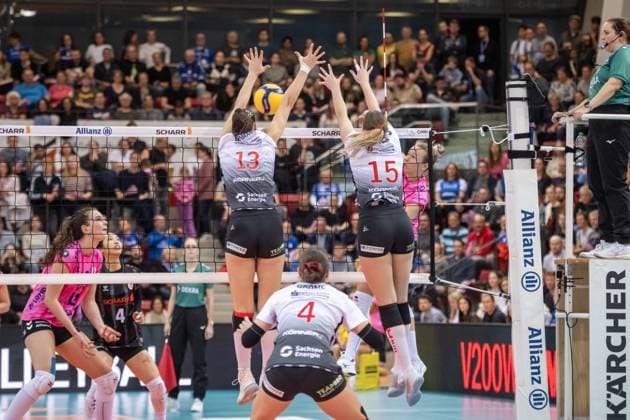 Dresdner Block from Dresdner SC, 13 and Marta Kamelija Levinska Dresdner SC, 15 is still behind SC, 04 GER, Allianz MTV Stuttgart Dresdner SC, Volleyball Bundesliga, VBL, season 2025 2026, 29 10 2025 GER, Allianz MTV Stuttgart Dresdner SC, Volleyball Bundesliga, VBL, season 2025 2026, 29 10 2025 Stuttgart Copyright: xSandyxDinkelackerx EP_SDR