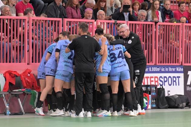 the circle of HSG Bensheim Auerbach before the match TusSies Metzingen vs HSG Bensheim Auerbach, handball, Alsco HBF, 5 league matchday, season 2025 2026, 29 10 2025 TusSies Metzingen vs HSG Bensheim Auerbach, handball, Alsco HBF, 5 league matchday, season 2025 2026, 29 10 2025 Tuebingen Copyright: xEibner-Pressefoto TobiasxBaurx EP_TBR